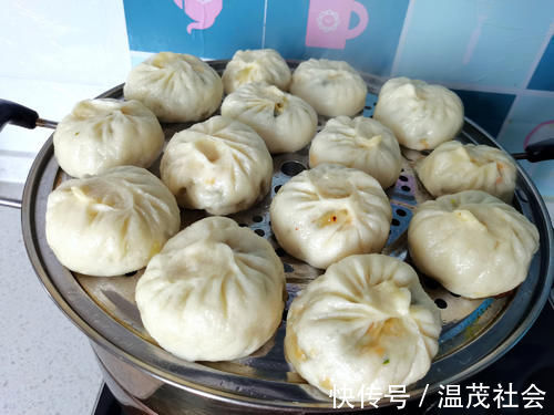 每年冬天我家就爱吃这素包子，5元钱蒸一锅，一口气吃7个
