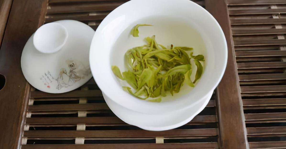 隔夜茶叶渣养花,要这么处理,否则少做1点就会让土壤长毛结块