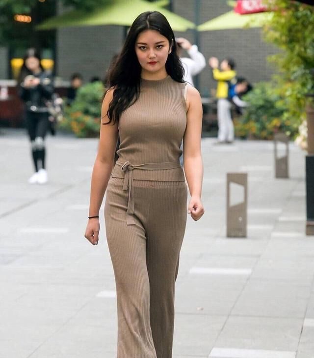 休闲的搭配轻松穿出魅力女人味，轻松塑造时尚达人的气质