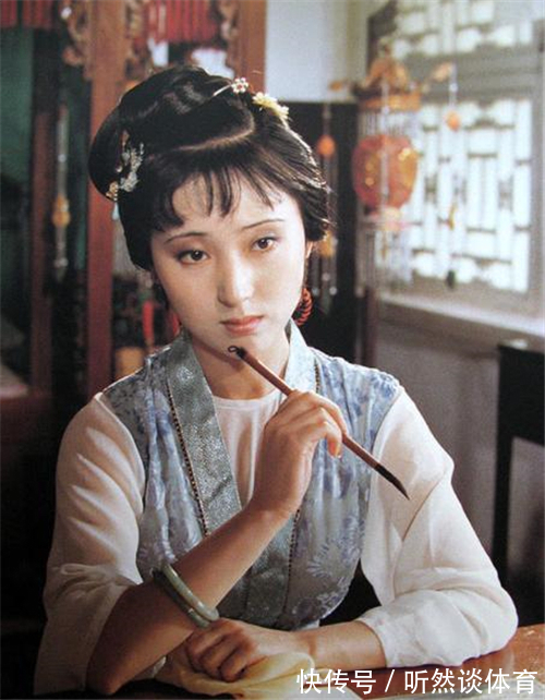 具希世俊美$《红楼梦》中,薛宝钗与林黛玉谁更漂亮?看2个小丫环就明白了