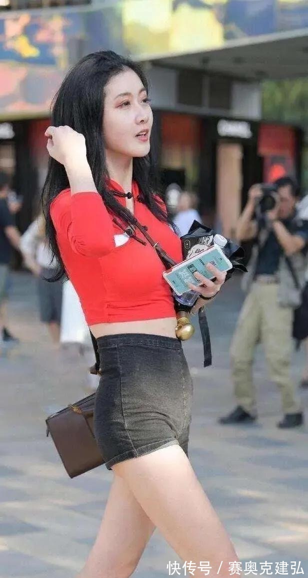 牛仔短裤 小个子女生试试短上衣加短裤,修身显瘦又时髦,你觉得好看吗?