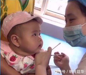 孩子|萌娃一脸含情脉脉,却惨遭护士“痛下黑手”原来你是这样的女人