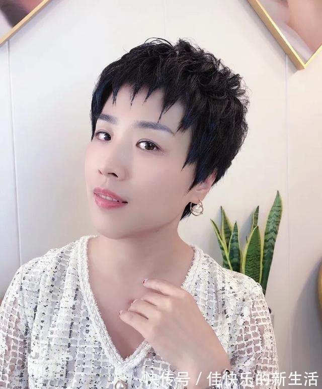 洋气 40岁左右的女性,发型这样剪,时尚年轻不老气!