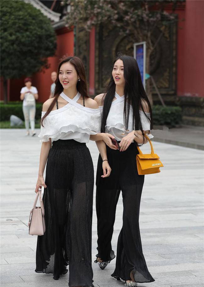 摇曳多姿,暗香留存,白色挂脖配时尚阔腿裤演绎的花开并蒂之美