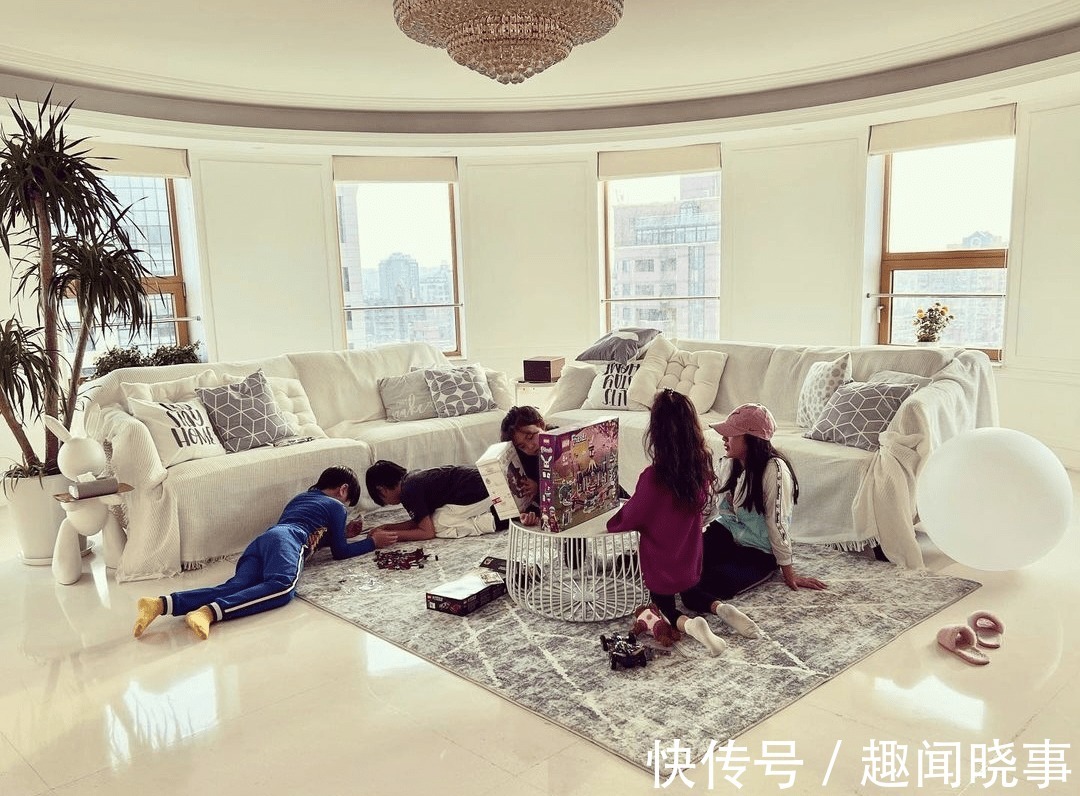 刘畊宏晒爸爸5聚会照,春哥一手抱Jasper一手抱小泡芙