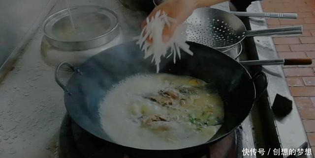 鲫鱼羊肉汤——酒店大厨将羊肉、萝卜、鲫鱼合烹,营养健康价值高