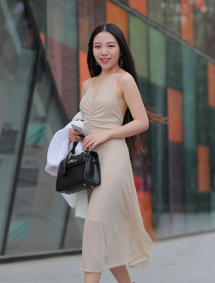 小妹妹|长礼服飘逸美丽，就像旗袍一样，显得美女格外娇小！