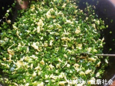 饺子|做韭菜馅饺子,韭菜不要直接拌!大厨教你一招,韭菜香嫩不出汁儿