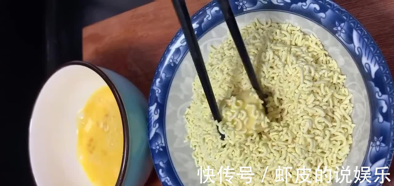 炸香蕉时，没有面包糠怎么办？试试方便面，外酥里香孩子喜欢