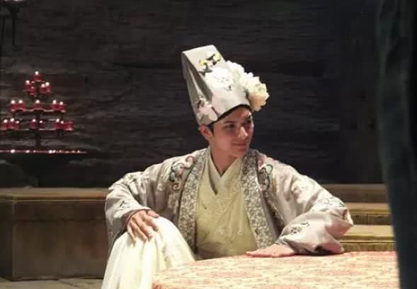 原本是剧组打杂的,星爷无意中看到他让他临时客串,成为了该片经典角色之一