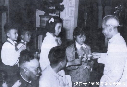 胡志明上台后废除汉字,春联书写也改为字母,但这个汉字却改不了