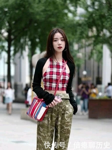 美丽|街拍,爱逛街的美女,用最简单的清爽搭配彰显自己的美丽与个性