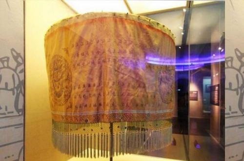  游客|杭州博物馆中有把万民伞，游客们看到上面的墨痕，竟都会心地笑了