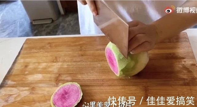 谢娜在家做炸酱面,老公视角下,娜姐笑容甜美,幸福感溢出屏幕