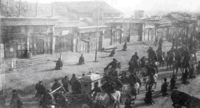 袁世凯|慈禧1902年西逃回京时的照片曝光：场面混乱不堪，大臣痛哭跪迎