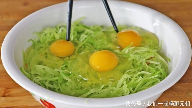 萝卜里打入3个鸡蛋，实在太好吃了，我家一周做5次，比吃肉还香