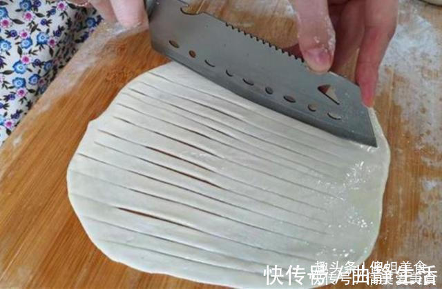 电饼铛烙饼总发硬原来错在第一步,厨娘教你1招,香软又好吃