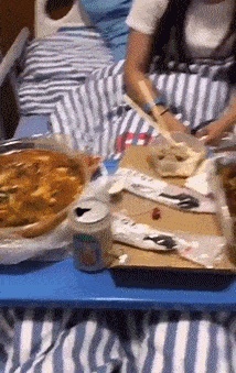 |搞笑GIF:女生为了防晒,什么事都做的出来!