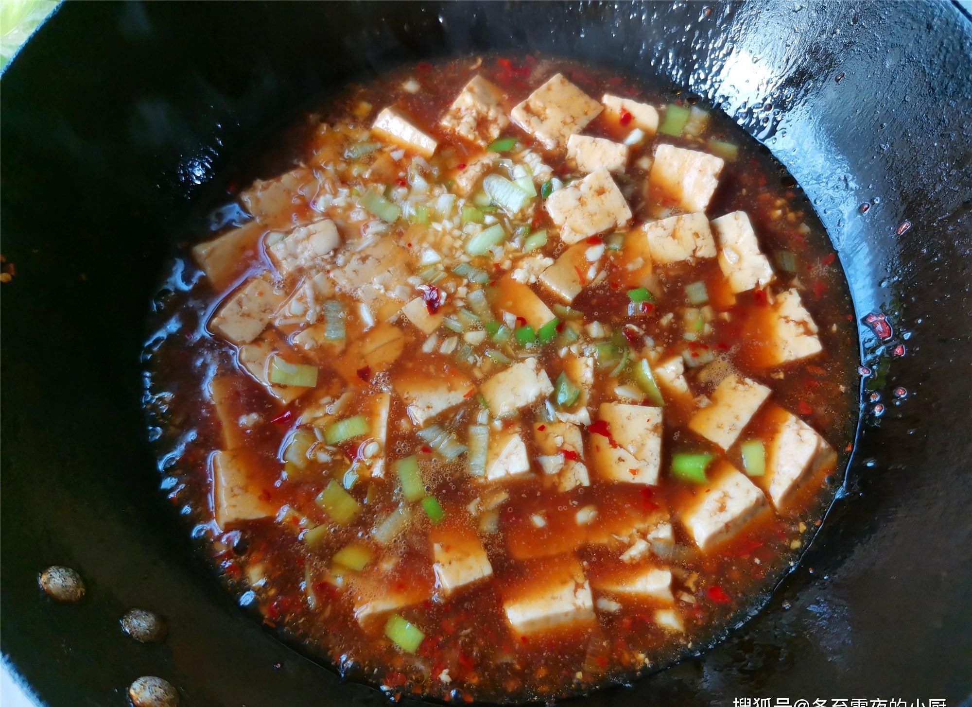 一块豆腐，不用放肉，东北老式麻辣豆腐做法，豆腐鲜嫩，好吃下饭