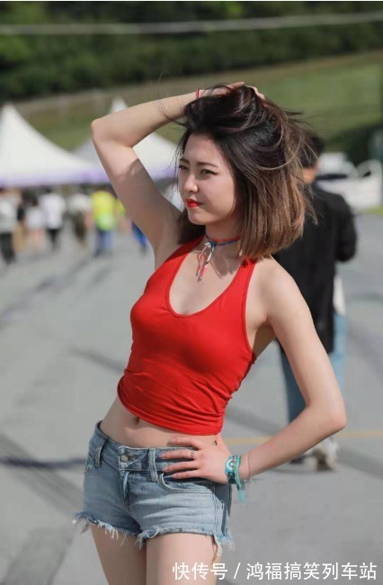 挂脖背心 红色挂脖背心搭配牛仔短裤,清凉舒适,元气满满
