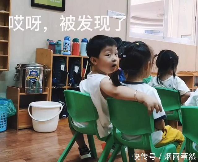 萌翻|熊孩子偷偷与女同桌“勾肩搭背”,被老师发现后羞涩模样萌翻网友