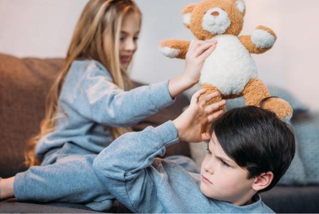 女儿|5岁女儿和爸爸商量卖掉弟弟,好奇询问女儿理由后,宝爸哭笑不得