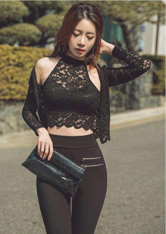 紧身裤|长发披肩的小美女,镂空上衣配紧身裤,女神气质与众不同