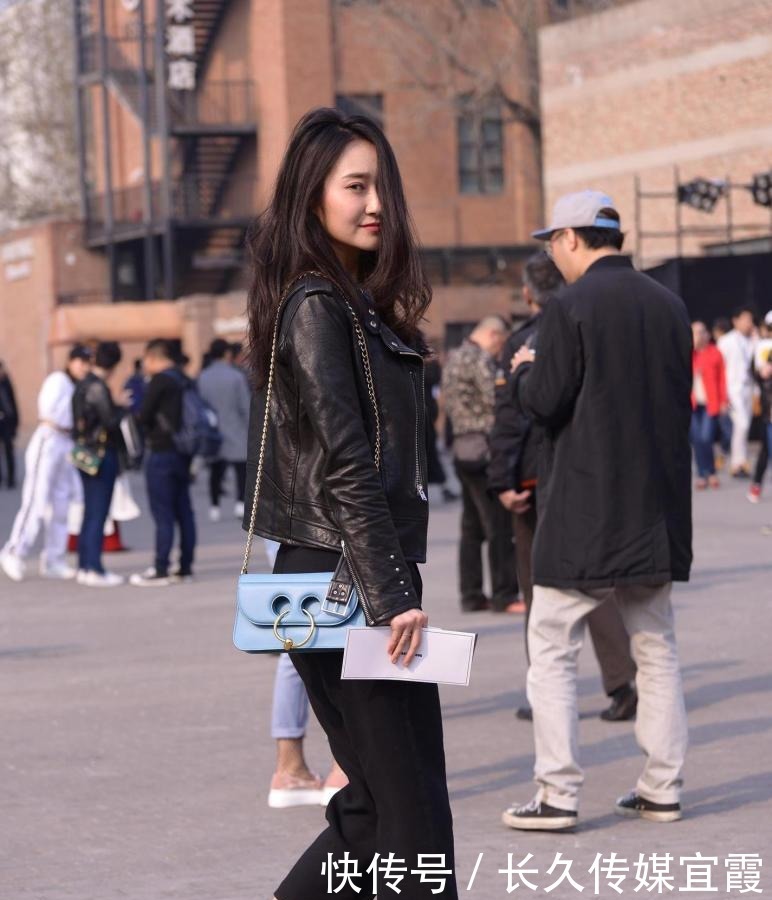 单鞋|七分直筒裤,搭配细高跟单鞋,配上黑色皮夹克,有质感还有气质