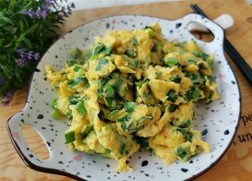 把韭菜切成段和鸡蛋一起炒,放在一起炒,不容易消化,吃韭菜最讲究季节