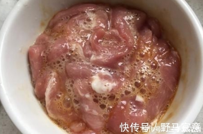 炒猪肉时，最忌直接下锅炒，做好3点，肉又滑又嫩又入味，好吃