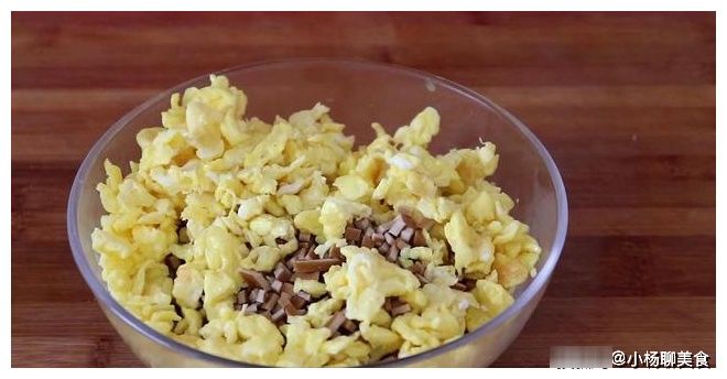 青椒鸡蛋这样做，孩子天天点名要吃，上桌就扫光，比吃肉还香