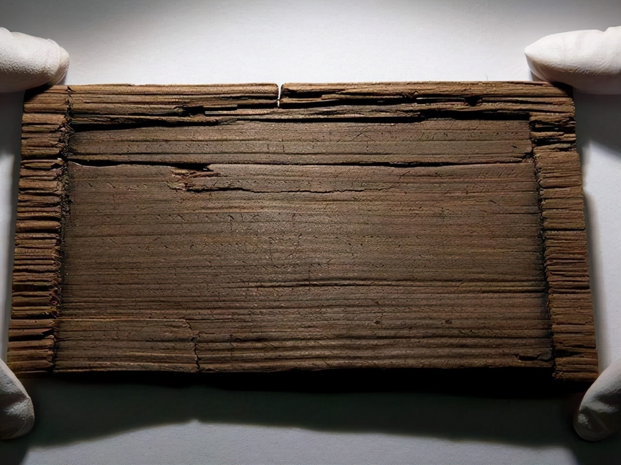 最古老|英国出土“谜”样的木牍,上面涂有蜂蜡,被称为古代高科技画写板