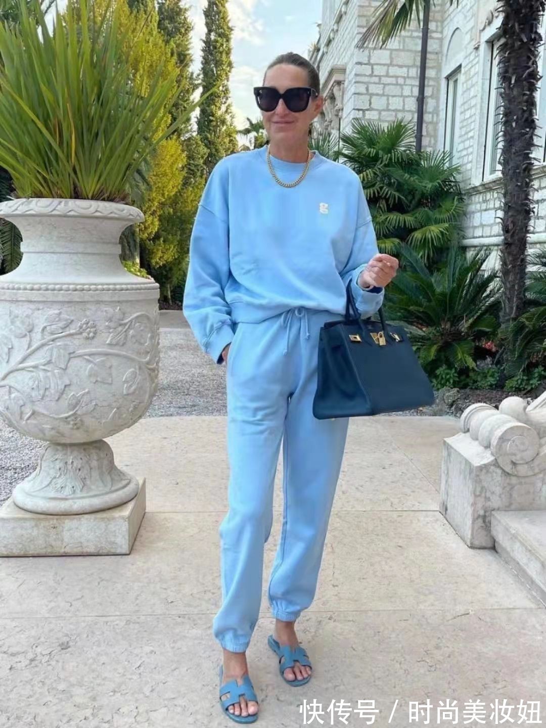 工装裤|50岁女人尽量少穿“牛仔裤”,学她不扮嫩、不花哨,气质满分