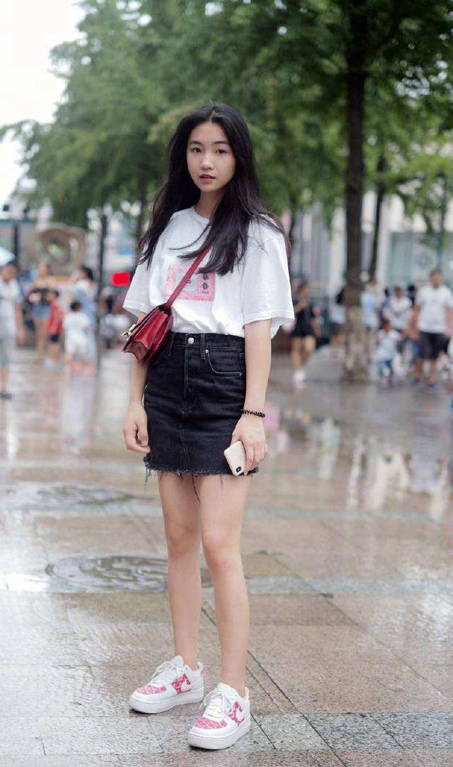 小姐姐|身材高挑的小美女，亮丽的穿搭，修长美腿真的养眼