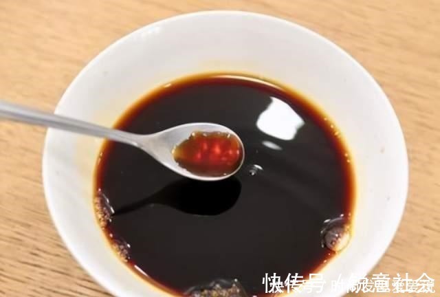 煎豆腐时,只放油煎就错了,牢记3个窍门,豆腐不粘锅还不易碎