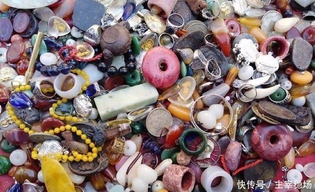 玩件|现在不少人想一夜暴富,不好好工作却把目光放在地摊上各种玩件