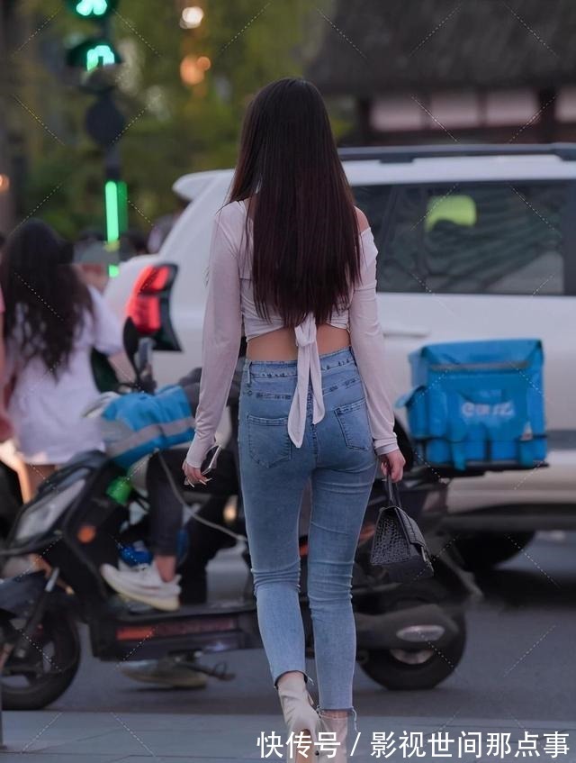 穿搭 初秋最唯美的穿搭,半透明露单肩小衫配紧身牛仔裤,美出了女神范!