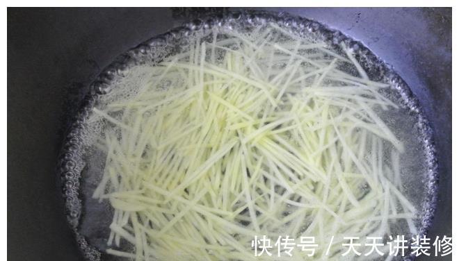 醋溜土豆丝|炒土豆丝,什么时候放醋是关键,很多人搞错,难怪土豆不脆还粘锅