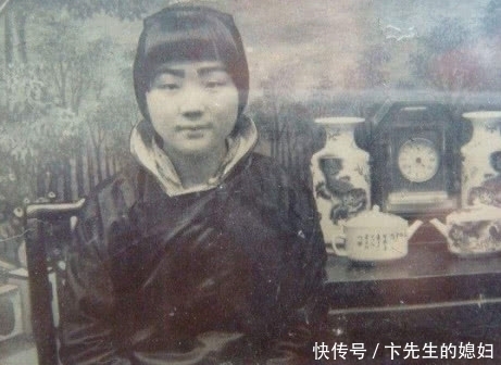 奔驰车|美女老照片:做奔驰车的有钱人家小姐,美女的眉毛粗得像蜡笔小新