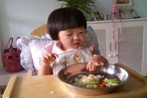 排泄物|有种辅食叫“大人饭”,吃太早会养出胖墩宝宝,过度喂养不得不防