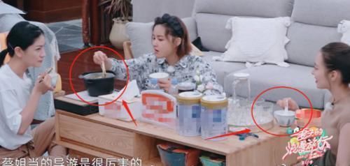  一旁|胡可张歆艺相邀吃火锅，一旁吉娜吃的饭成亮点，网友难怪她那么瘦