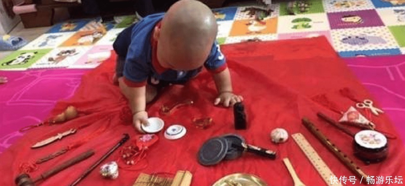 小龙|“这下可完了!”,爸爸让儿子“抓周”,孩子却径直爬向这东西
