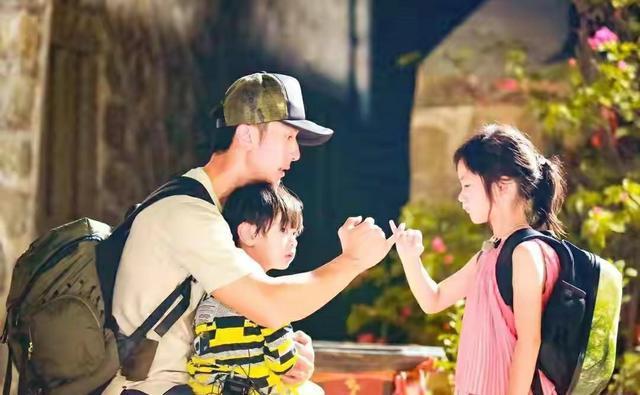 吴尊喜欢给子女讲睡前故事,max和neinei长大了还和爸爸一起睡