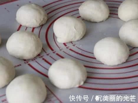 日式菠萝包,咋做才能柔软好吃很多人第一步就错了,关键在和面