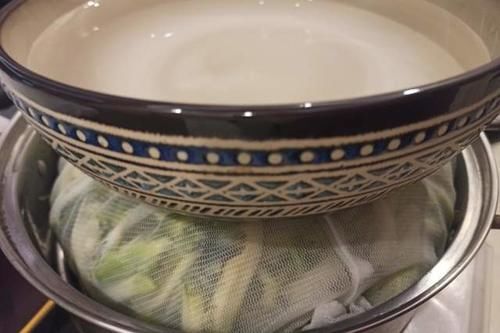 冬天遇到此菜别手软,一次腌上5斤,配油条米粥,开胃解腻又下饭