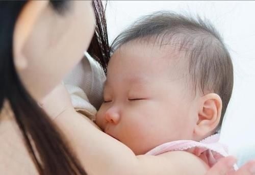 妈妈|三个月大的宝宝边喝母乳，边用手推妈妈，他想表达什么呢？
