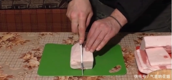 俄罗斯|俄罗斯大叔请中国朋友吃饭,下酒菜上桌差点哭出来这谁受得了啊