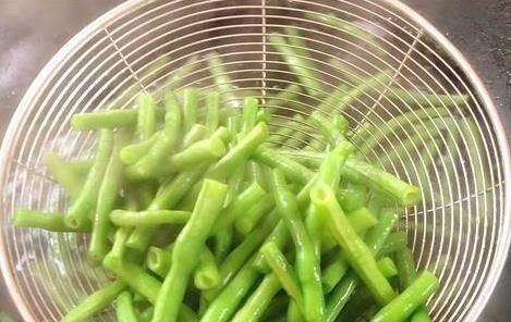 大厨|豆角别再直接下锅炒，大厨教你再加一步，豆角鲜嫩爽脆特好吃！