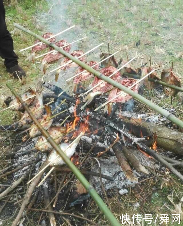 美味|农村稻田边上野餐,这样的美味让人欲罢不能,你吃过吗?