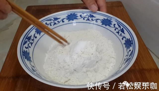 好吃|自制葱油饼的做法,锅里一烙,柔软劲道不油腻,比手抓饼好吃